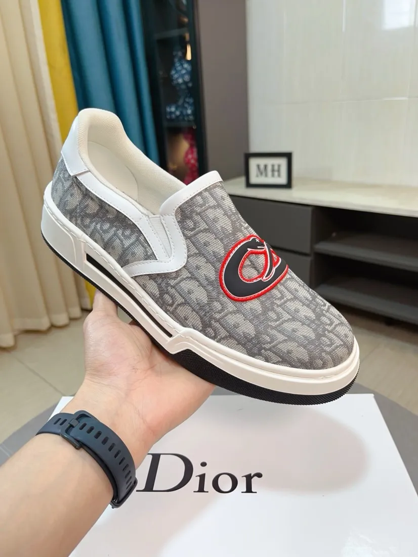 Men's men's shoes💰400🌸🌸[Dior] 25ss new product B01 moral training shoes. The toe dimension design of the couple's style is a bit wider. The upper foot comfort is perfect. The thread is beautiful. Perfectly suitable for pants styles. Decorated with various classic details. It is an ideal choice for daily styling. Can be matched with various casual items to create exquisite looks. Fabric: top layer cowhide/lining sheepskin TPU original outsole Code number: 38-44, 45 customized